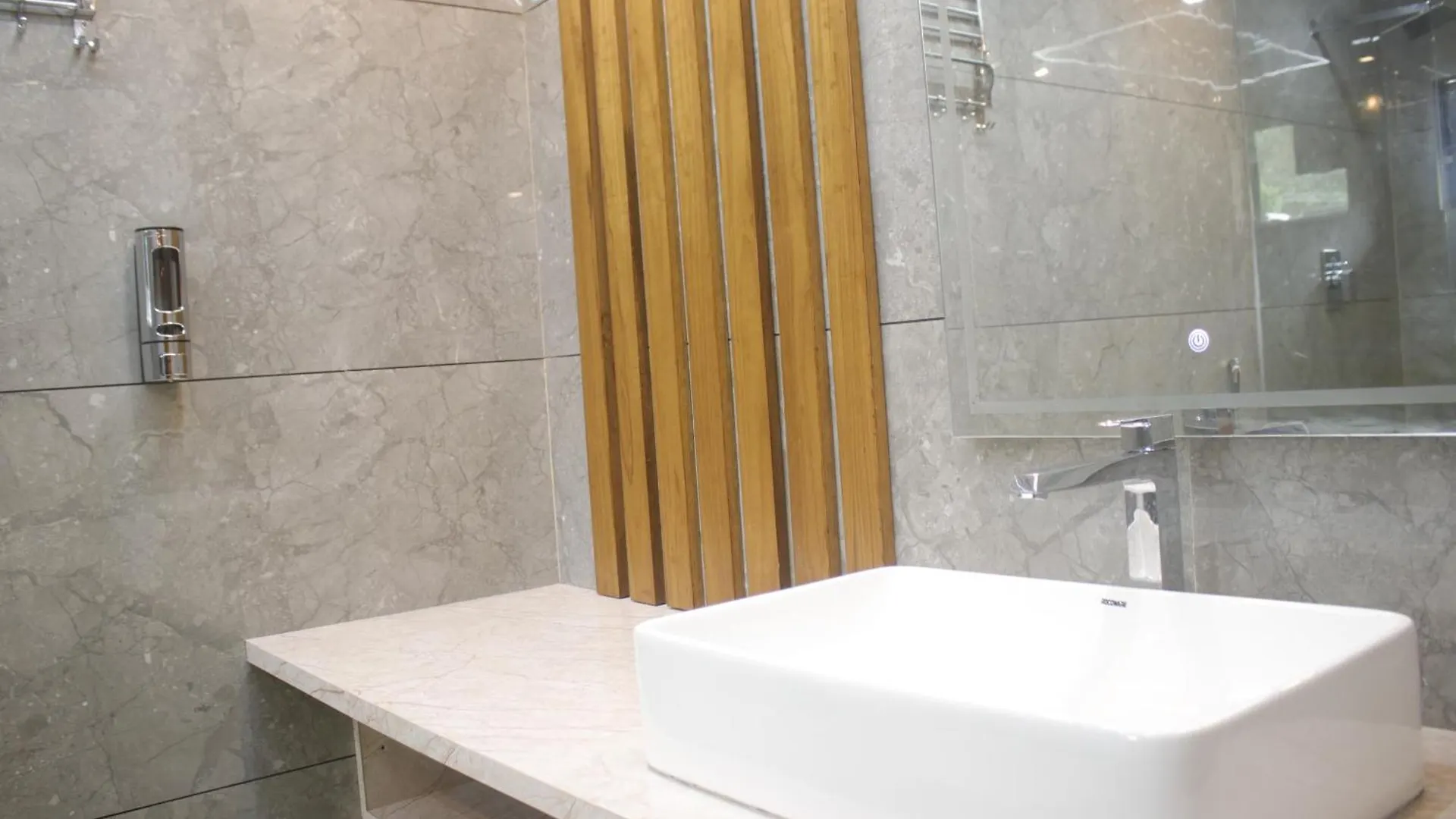 OYO 42688 Adora Hotel Fathima Palace Kozhikode